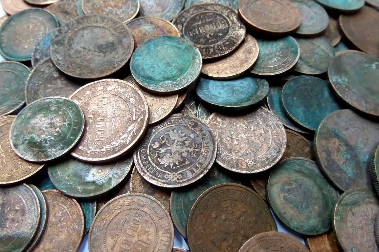Какие монеты покрыты медью. Старинные монеты. Медные монеты. Царские медные монеты. Клад серебряных монет.